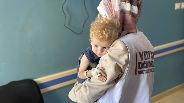 Yeryüzü Doktorları’ndan Gazze’de örnek davranış: Kıtlığın ortasında bebeklere mama, binlerce Gazzeliye gıda yardımı