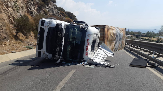 Kocaeli’de yağ yüklü tır devrildi: D-100 trafiği felç oldu, bir yaralı