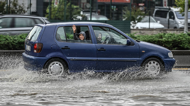 Başkentte sağanak trafiği felç etti: Yollar göle döndü, araçlar mahsur kaldı