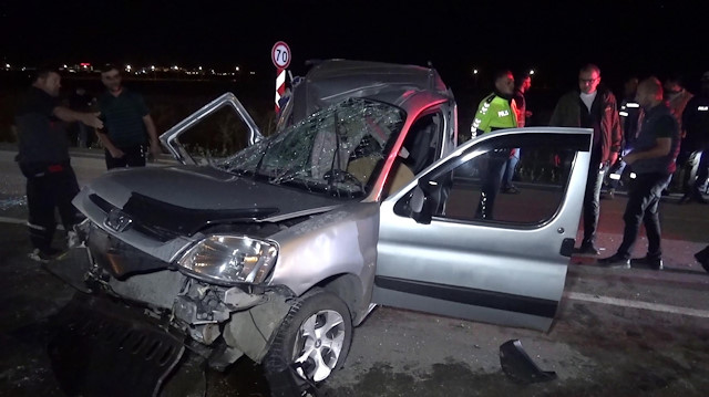 Otomobil, refüjdeki ağaç ve aydınlatma direğine çarpıp devrildi: Bir ölü, iki yaralı