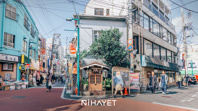 Japonya sokaklarında çorapla yürümek