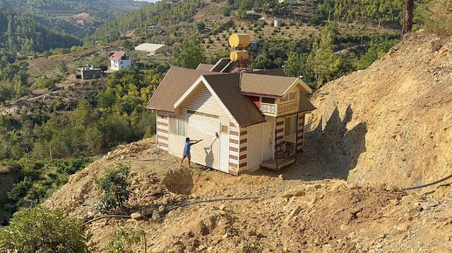 Fatih Sultan Mehmet’ten ilham aldı, evi karadan 150 metre yürüttü