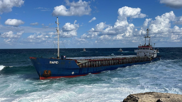 Kocaeli’de 81 metre uzunluğundaki kargo gemisi karaya oturdu: Mürettebat helikopterle kurtarılıyor