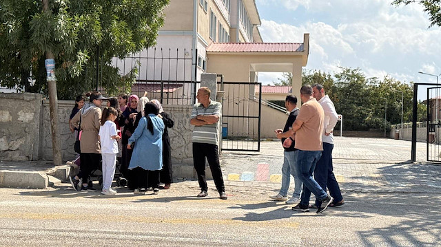 Sınıfa bıçakla girdi, iki öğretmeni yaraladı: Van’da okulda saldırı alarmı