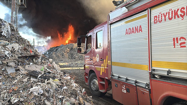 Adana’da fabrika yangını: Gökyüzü dumanla kaplandı, müdahale sürüyor