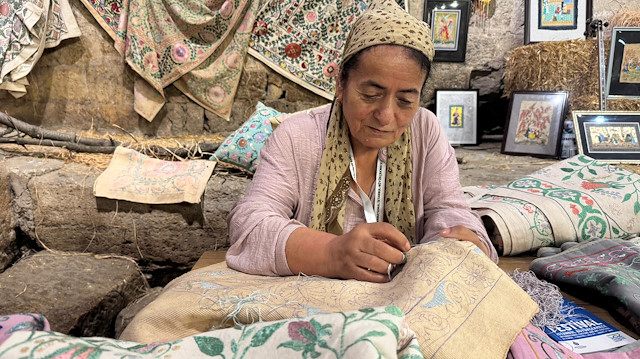 Rengarenk motifleriyle Özbek nakşında yer alan suzani geleneğini bugüne taşıyorlar