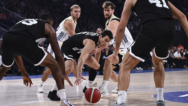 Fenerbahçe Beko - Beşiktaş GAIN maçında hakem krizi: Maç 5 dakika kala durdu