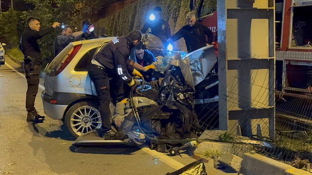 Üst geçit ayağına çarpan otomobil adeta kağıda döndü: İki genç yaşamını yitirdi