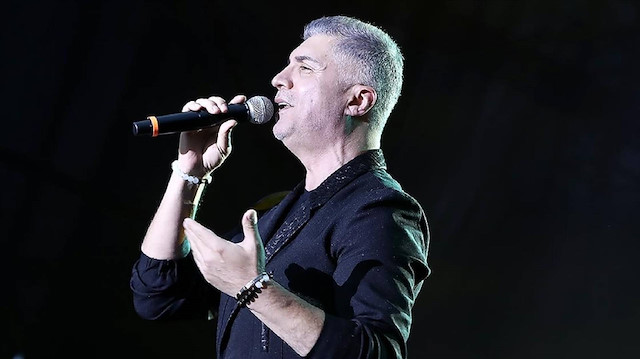 Özcan Deniz'den sahnede veda gibi sözler: Bir daha görüşemeyebiliriz