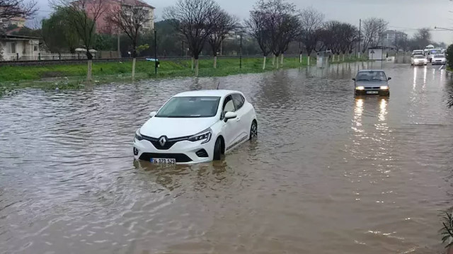 Aydın’da sağanak hayatı felç etti: Cadde ve sokaklar göle döndü