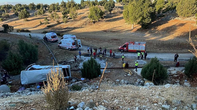 Mersin’de can pazarı: Tarım işçilerini taşıyan minibüs şarampole yuvarlandı... Ölü ve yaralılar var