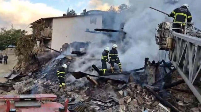 Adana’da yürek yakan facia: Engelli kardeşler yangında çöken evin altında can verdi