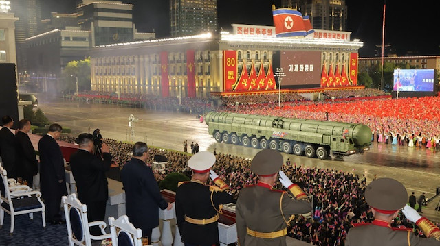 Kuzey Kore’den 80. yıl kutlaması: Yeni kıtalararası füze görücüye çıktı