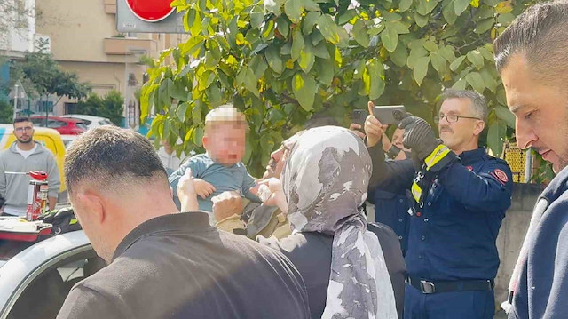 Kartal’da otomobilde kilitli kalan 2 yaşındaki çocuk cam kırılarak kurtarıldı