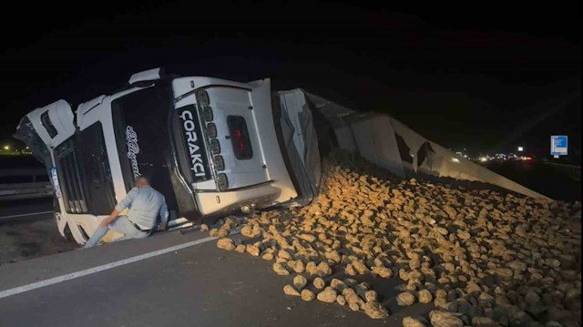 Köpeğe çarpmamak için manevra yaptı; pancar yüklü tır refüje devrildi