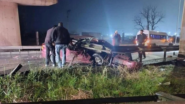 Tekirdağ’da bariyerlere çarpan otomobilde 2 kişi hayatını kaybetti