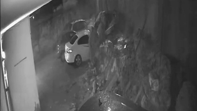 Maltepe’de istinat duvarı park halindeki 3 otomobilin üzerine çöktü