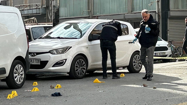 Kan donduran cinayet: 15 el ateş ettiği kadını sokak ortasında öldürdü