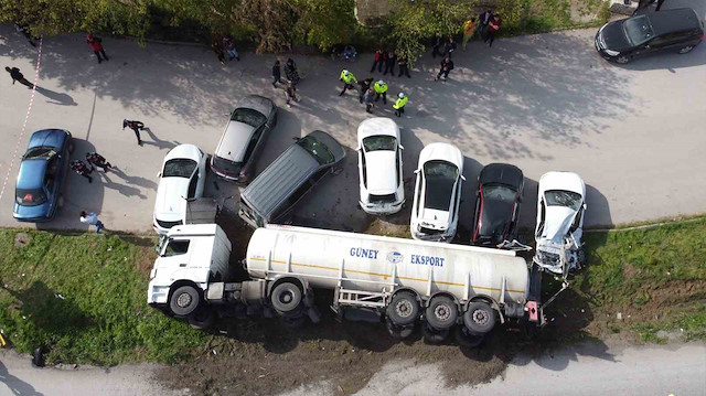 Balıkesir’de dehşet anı: Yağ yüklü tanker park halindeki 7 aracın üzerine devrildi