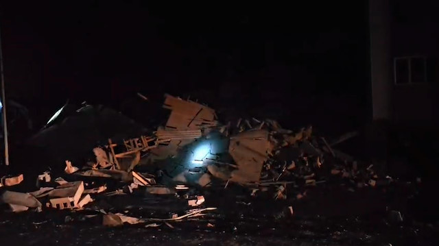 Balıkesir Sındırgı'da 6.1 büyüklüğünde deprem: Hasarlı bina yıkıldı