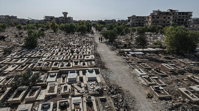 Yıkımın ortasında kaybolan hatıralar: Yermuk’ta aileler yakınlarının mezarlarını bulmaya çalışıyor
