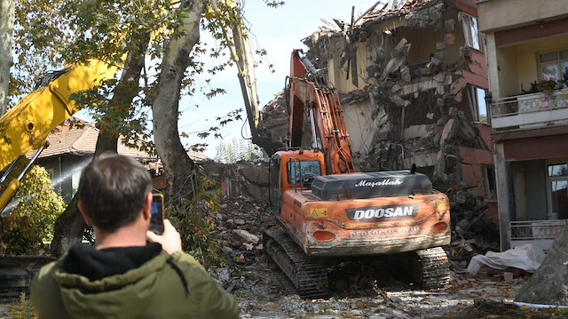 Yıkım çalışmaları sürüyor: Sındırgı'da depremden sonra 9 ağır hasarlı bina kontrollü şekilde yıkıldı