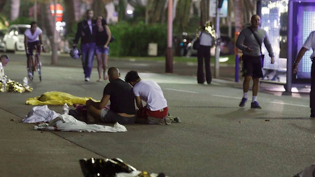 Sokaklar savaş alanına döndü: Sürücü aracını yayaların üzerine sürdü