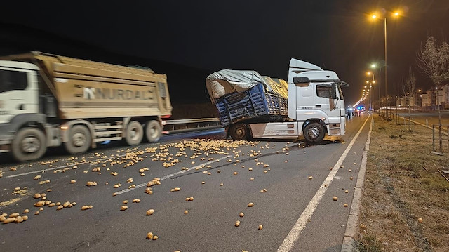 Kayseri'de patates yüklü tır makasladı: Kilolarca patates yola saçıldı