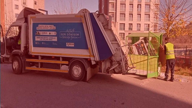 Çöp kamyonunun çarptığı belediye işçisi hayatını kaybetti