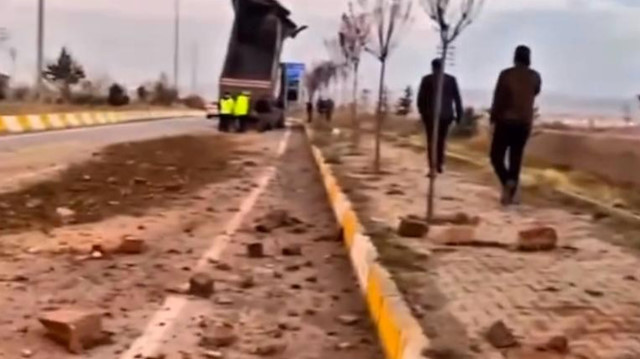 Ağrı’da tırın damperi kemere çarptı: Maddi hasar oluştu