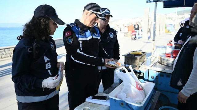 Kuşadası’nda sokak lezzetlerine yoğun denetim: Numuneler alındı, uygunsuz ürünler toplandı