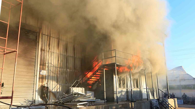 Antalya’da mobilya üretim tesisinde yangın: Çalışanlar panik yaşadı