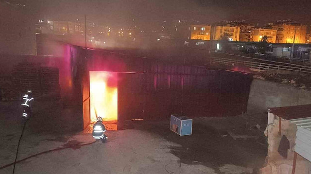 Hatay’da depo alevlere teslim oldu