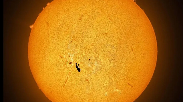 Güneşin önünde atlayan adam: Bu fotoğraf tarihe geçti!