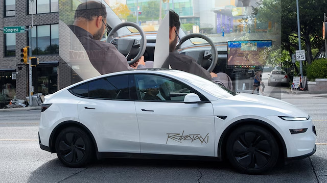 Tesla robotaksi güvenlik sürücüsü uyurken görüntülendi: güvenlik tartışması büyüyor