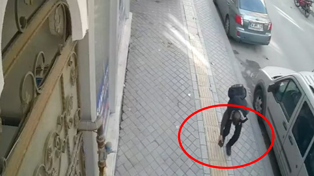 Esenyurt’ta düşen cüzdanı aldı: Görüntüleri sosyal medyada yayılınca iade etti