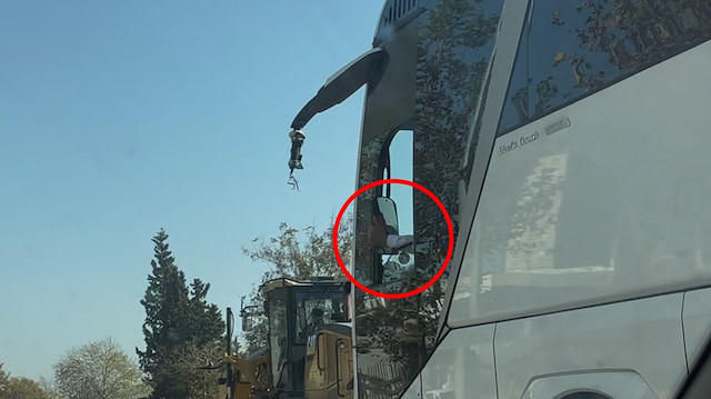 "Yok artık" dedirten yolculuk! Kırılan aynayı eliyle tutup sürdü