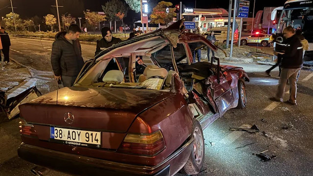 Ürgüp’te can pazarı! Tur otobüsüyle otomobil çarpıştı... Ölü ve yaralılar var