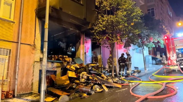 Bağcılar'da iş yeri alev aldı: Patlamalar paniğe neden oldu