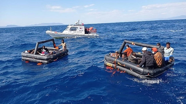 İzmir açıklarında iki operasyon: Yunanistan'ın ittiği 25 düzensiz göçmeni Türkiye kurtardı