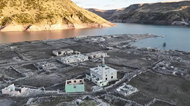 Kars'ta inanılmaz görüntü: Sular çekilince gün yüzüne çıktılar