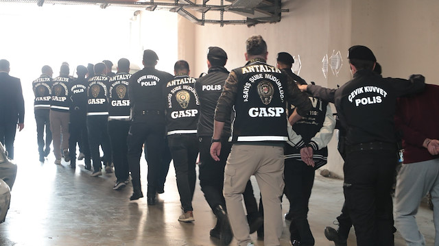 Antalya’da akılalmaz tuzak! Sahte kadın profilleriyle erkekleri mekana çektiler, 10 katı hesap ödemeyeni silahla gasp ettiler: 16 tutuklama