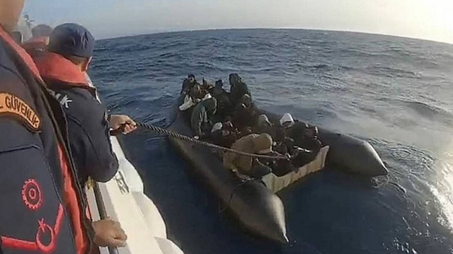 İzmir açıklarında facia: Göçmen botu sulara gömüldü | Bir göçmen hayatını kaybetti