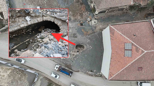 Hatay’da yıkılan binanın altından çıktı: Deprem sonrası ortaya çıkan tarihi su kanalı şaşkınlık yarattı