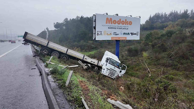 Beykoz'da sağanak yağış kaza getirdi: Kuzey Marmara Otoyolu’nda tır devrildi