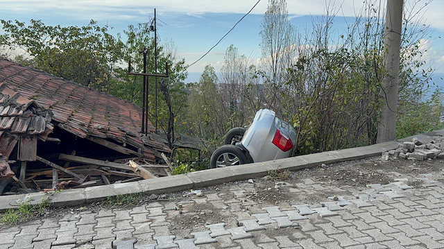 Zonguldak'ta ilginç kaza: Otomobil evin çatısına düştü