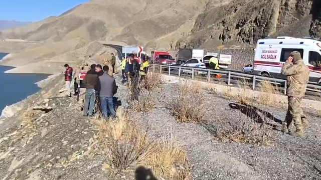 Van-Hakkari yolunda kaza: Araç baraja uçtu... Ekipler seferber!