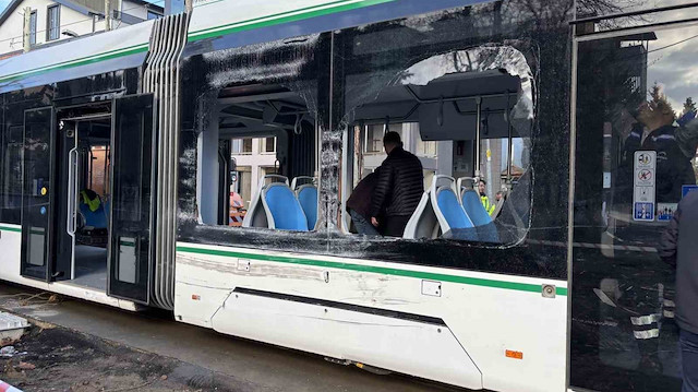 Tramvay raydan çıktı! İzmit’te çöp kamyonu tramvaya çaptı... Üç yaralı