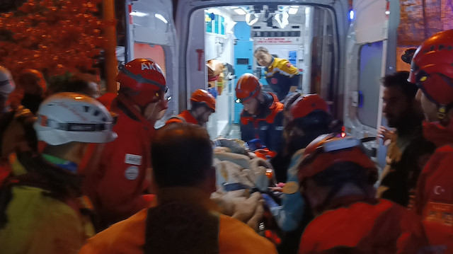 Yürüyüş sırasında kayalıklardan düştüler: 60 kişilik ekip görev yerine gitti! Bir ölü bir yaralı