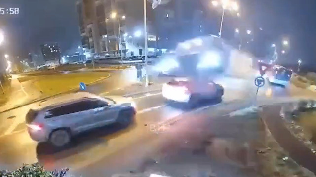 İnanılmaz kaza: Kavşakta kontrolden çıkan araç havalandı! İki otomobilin üzerinden uçup istasyona düştü